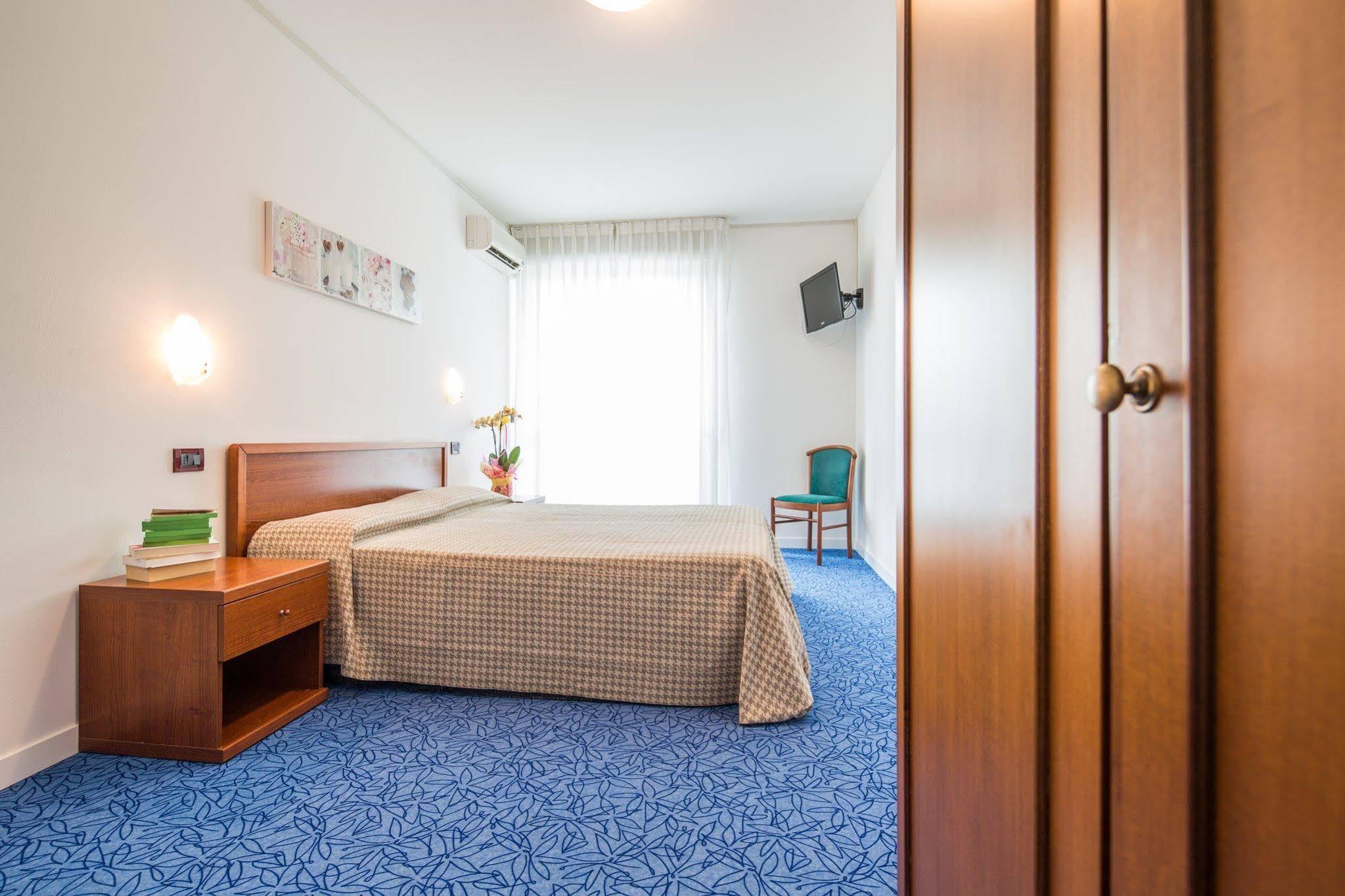 Hotel Olympia ลินญาโน ซับเบียโดโร ภายนอก รูปภาพ